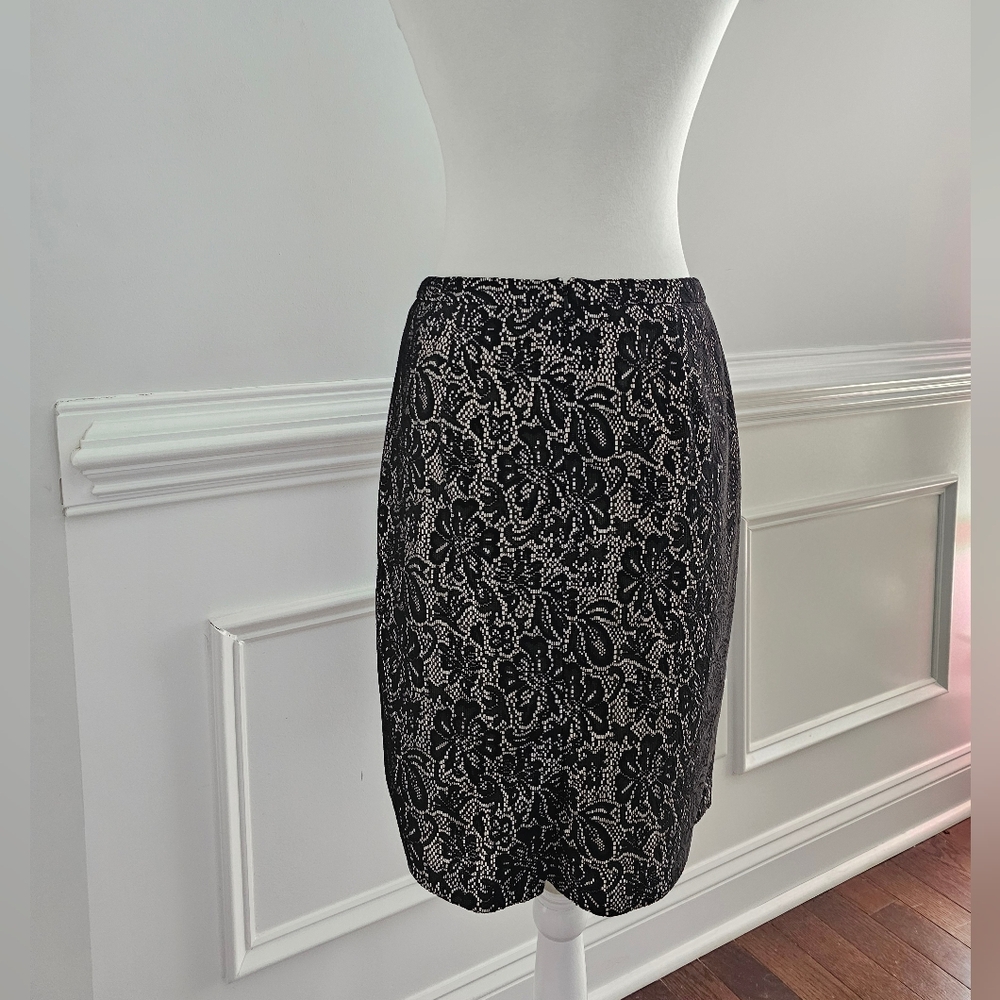 Black and Ivory Lace Pencil Skirt - Size 4